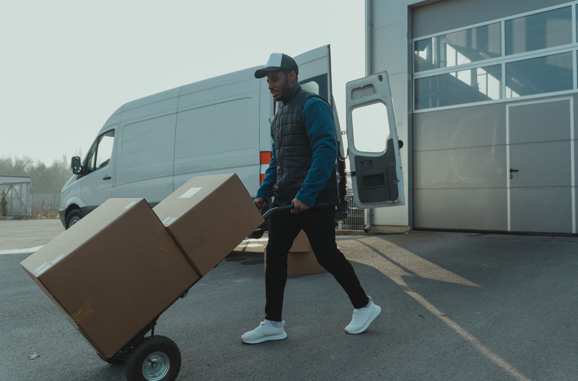 Cartons de déménagement empilés devant un camion professionnel