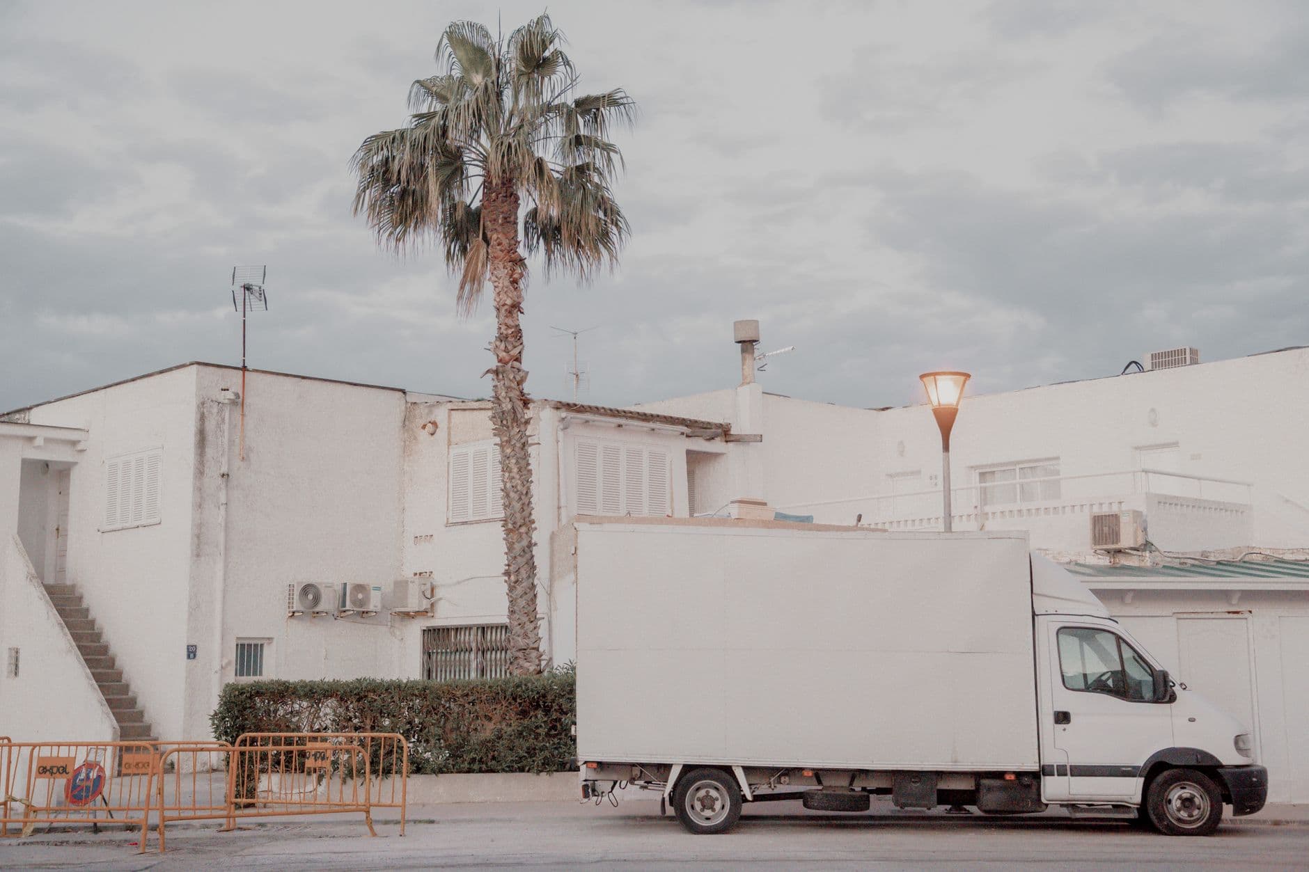 Camion de déménagement TDI devant un immeuble résidentiel parisien