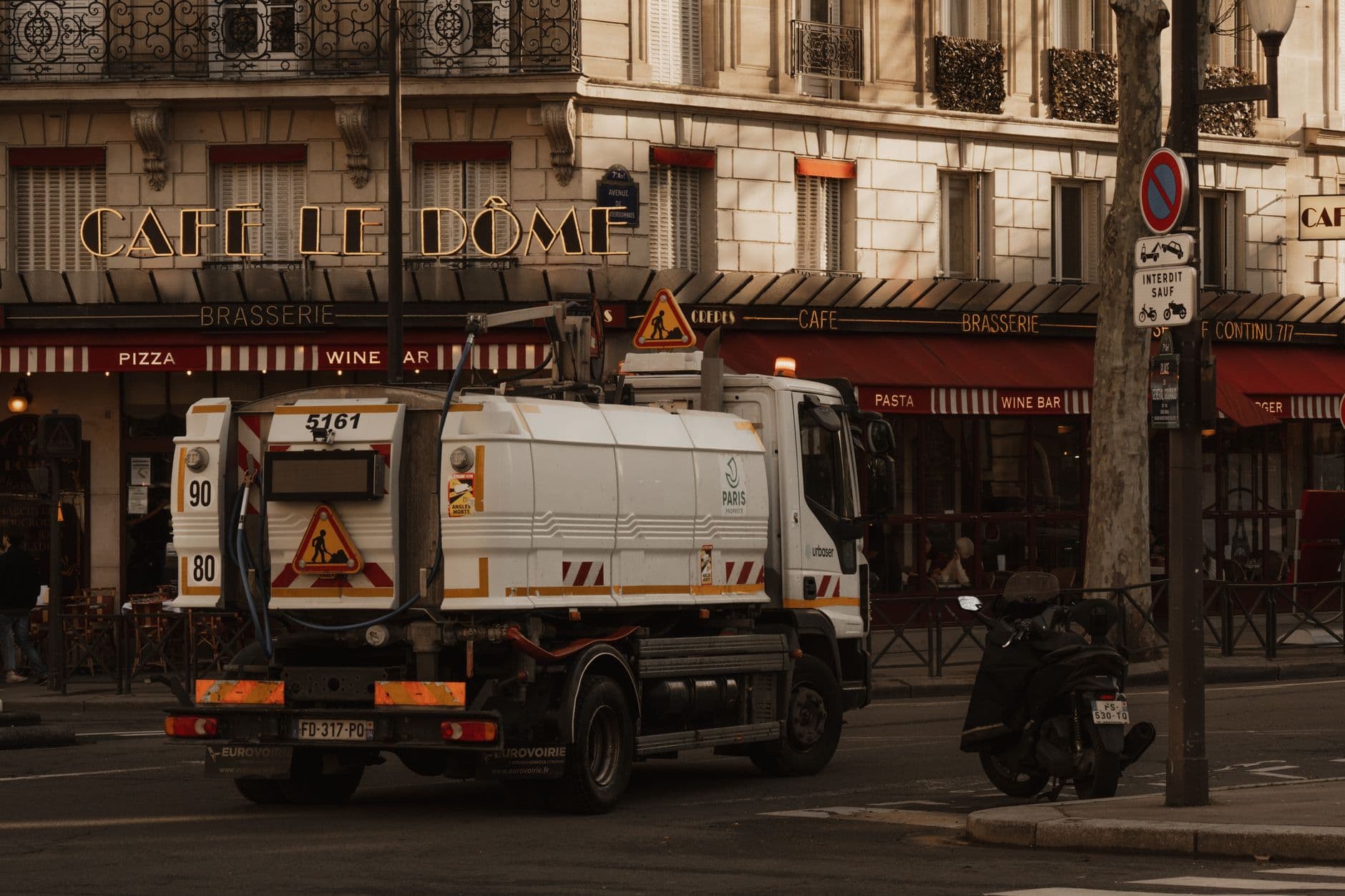 Camion de déménagement devant un immeuble parisien haussmannien