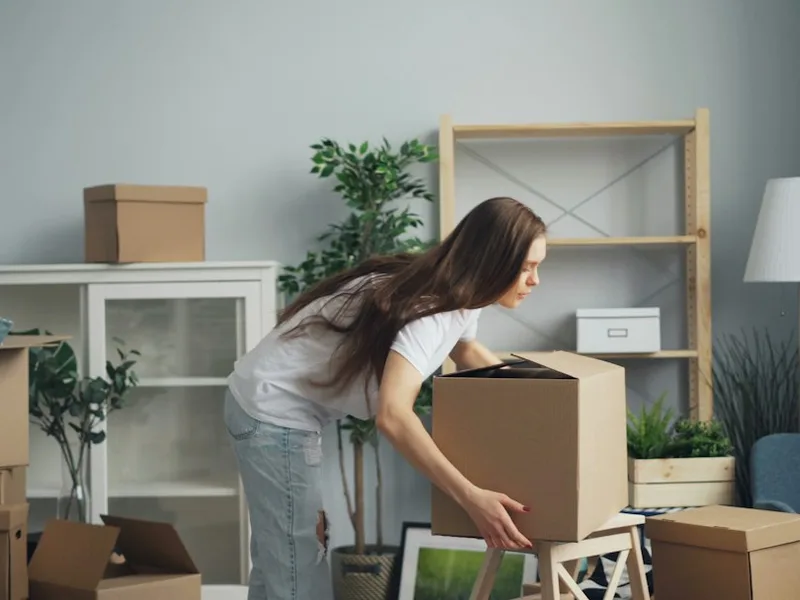 Préparation des cartons avant un déménagement en appartement