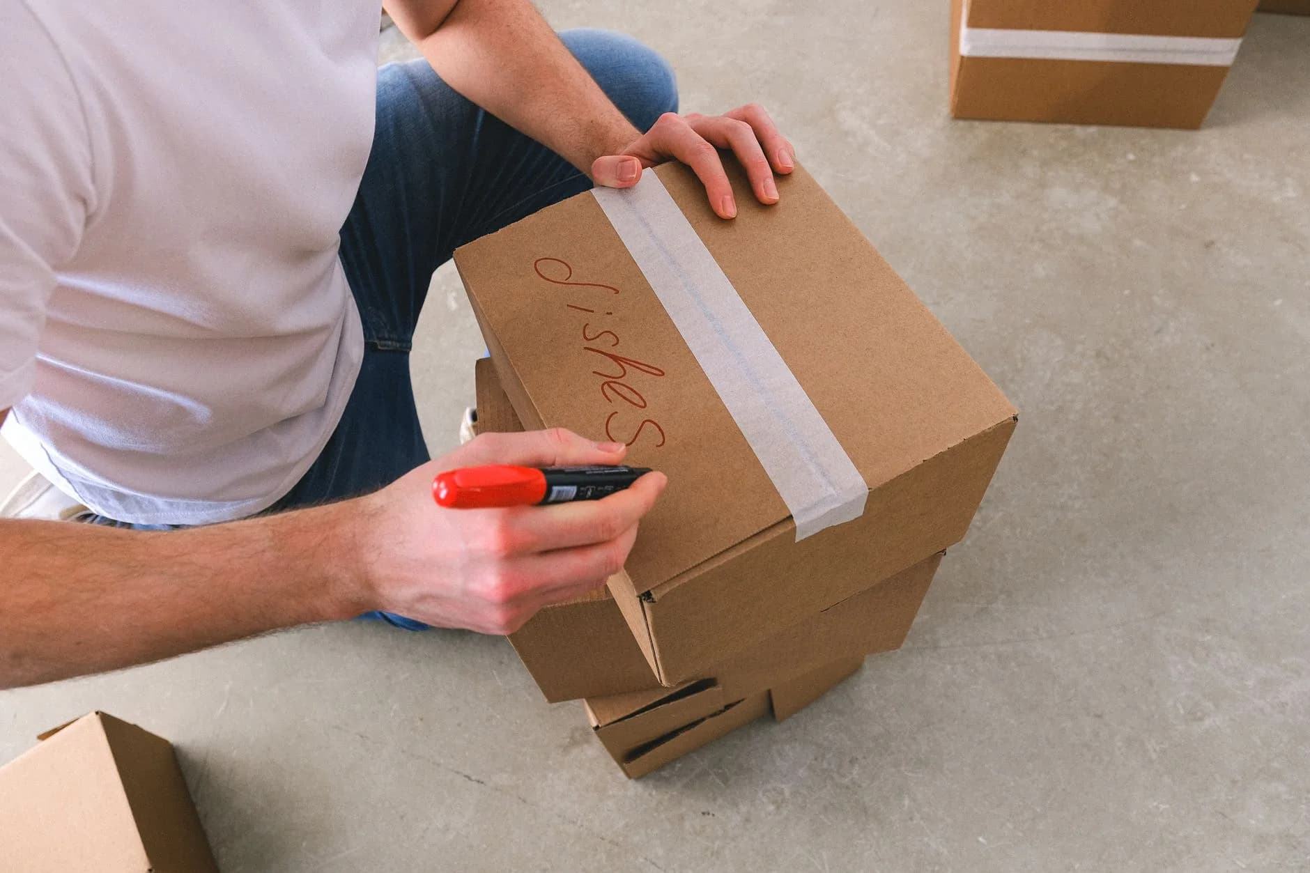 Cartons de déménagement étiquetés empilés soigneusement dans un appartement