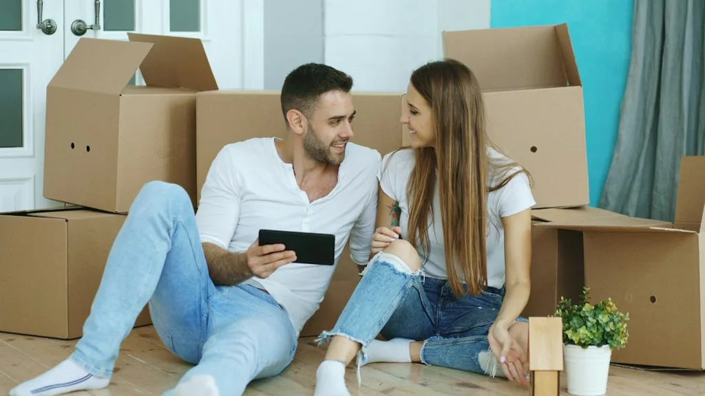 Couple entouré de cartons préparant son déménagement en appartement