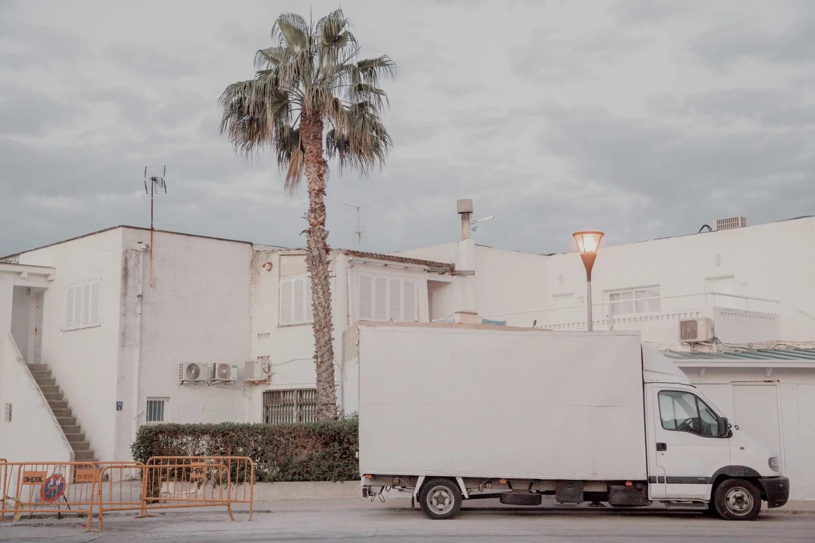 Camion de déménagement devant un immeuble en Île-de-France