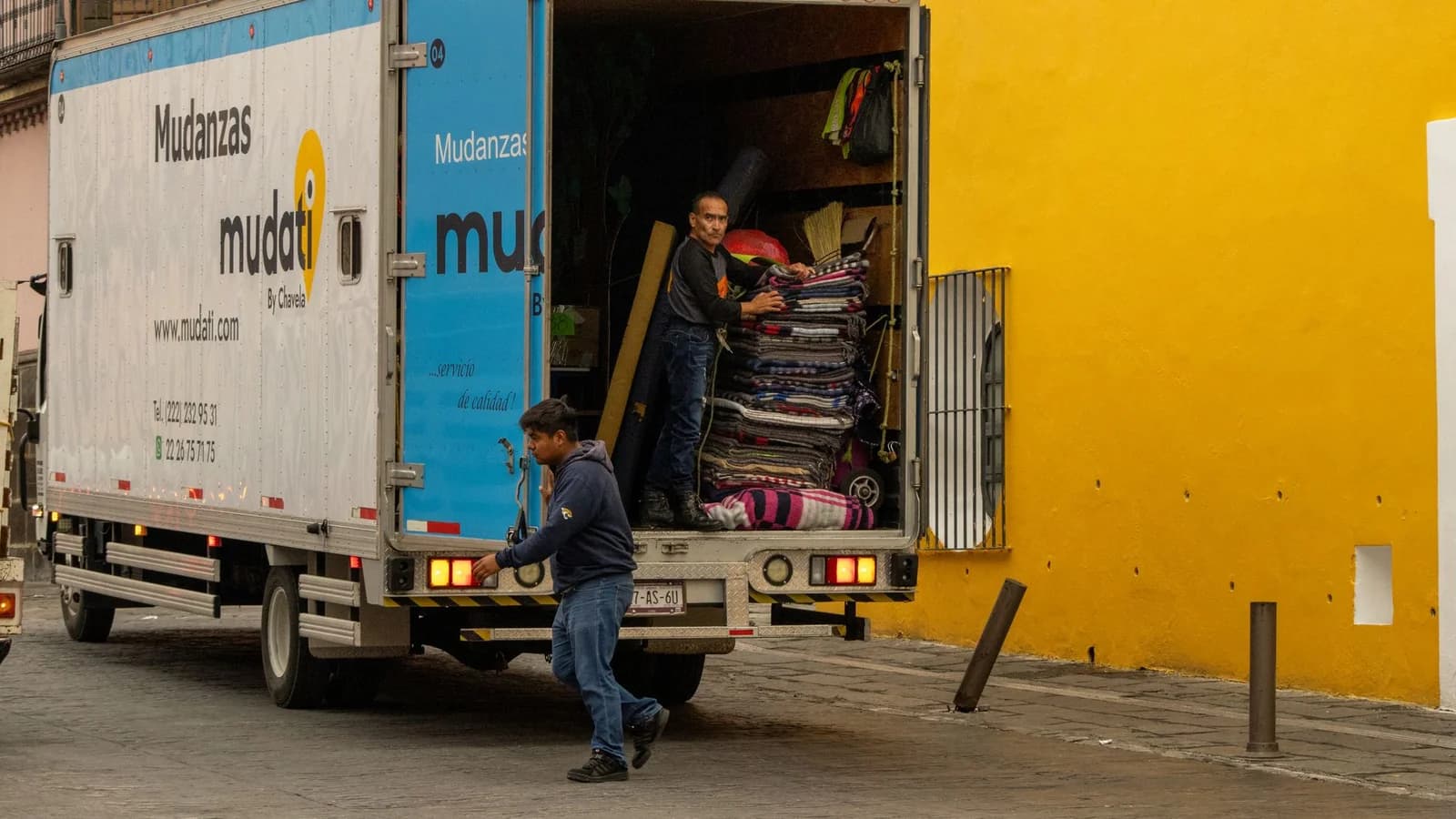 Camion de déménagement Demeco devant un immeuble parisien haussmannien